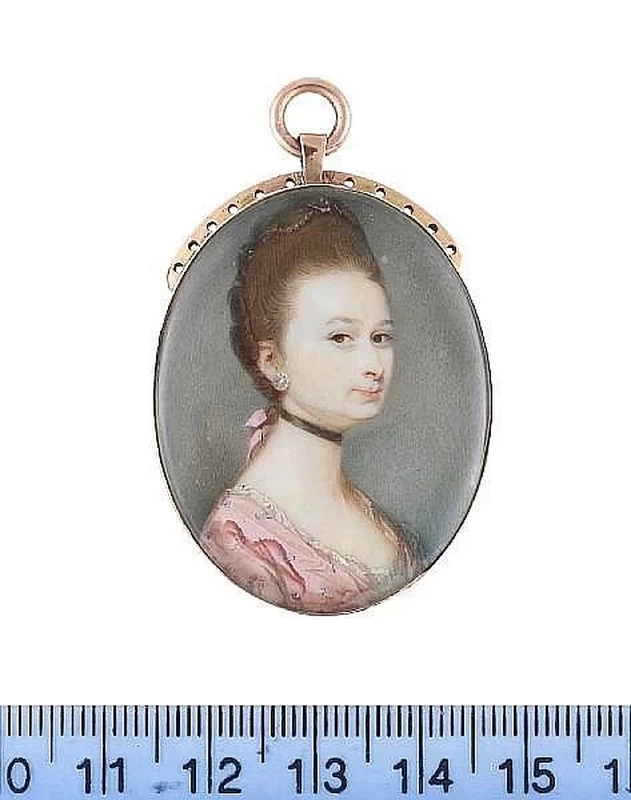 Ritratto di una signora, che indossa un abito rosa figurato con sottoveste di pizzo bianco